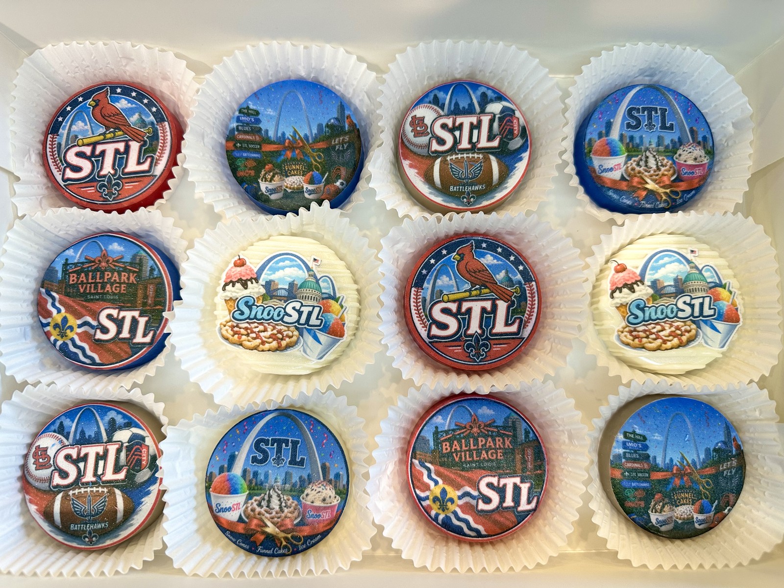 St. Louis themed chocolate covered Oreos