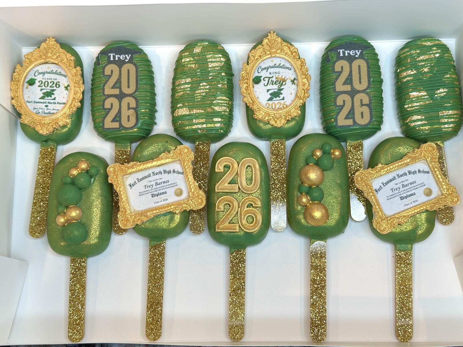 Green and gold graduation cakesicles by Heavenly Dipped Delights